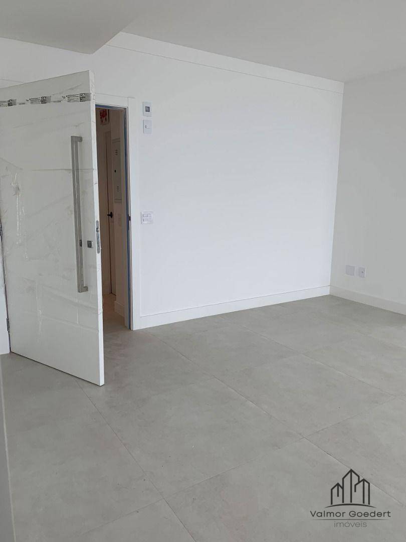 Apartamento à venda com 3 quartos, 137m² - Foto 4