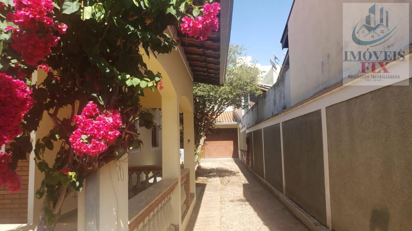 Casa à venda com 3 quartos, 208m² - Foto 1