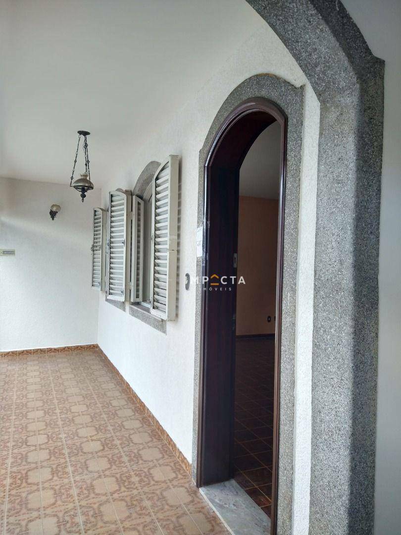 Casa à venda com 4 quartos, 263m² - Foto 1