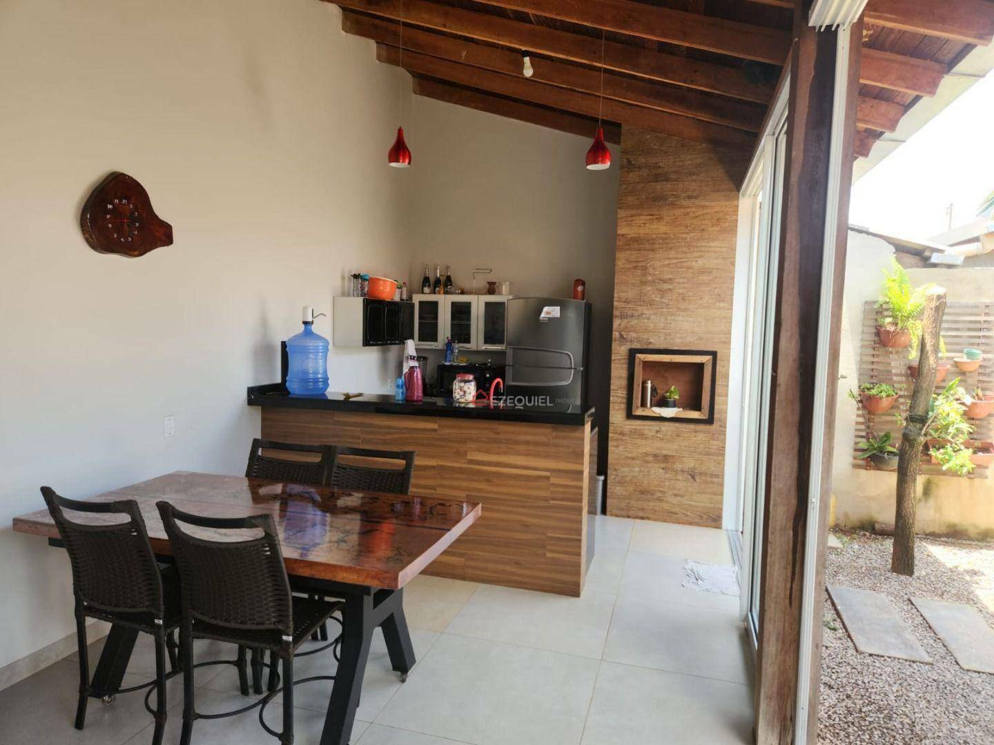 Casa à venda com 2 quartos, 81m² - Foto 2