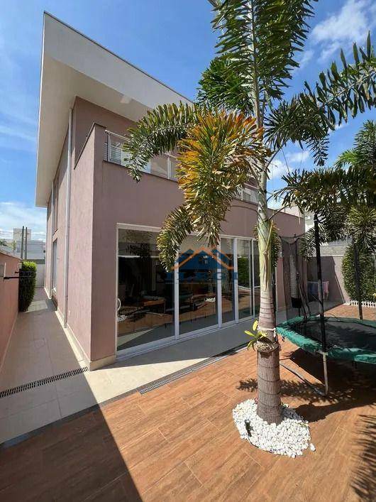 Casa de Condomínio à venda com 3 quartos, 300m² - Foto 2