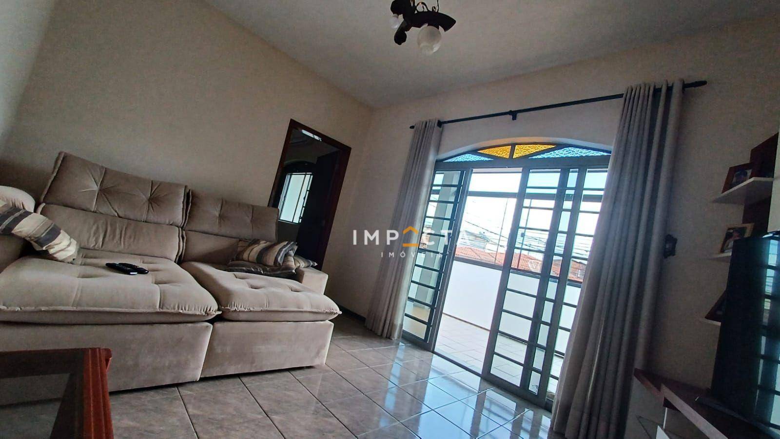 Sobrado à venda com 3 quartos, 230m² - Foto 1