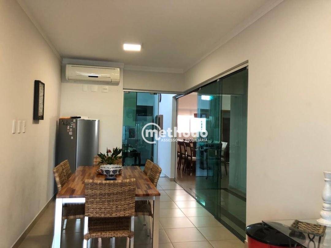 Casa de Condomínio à venda com 3 quartos, 235m² - Foto 2