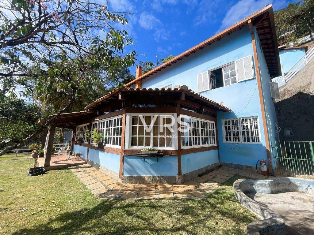 Casa à venda com 5 quartos, 220m² - Foto 2