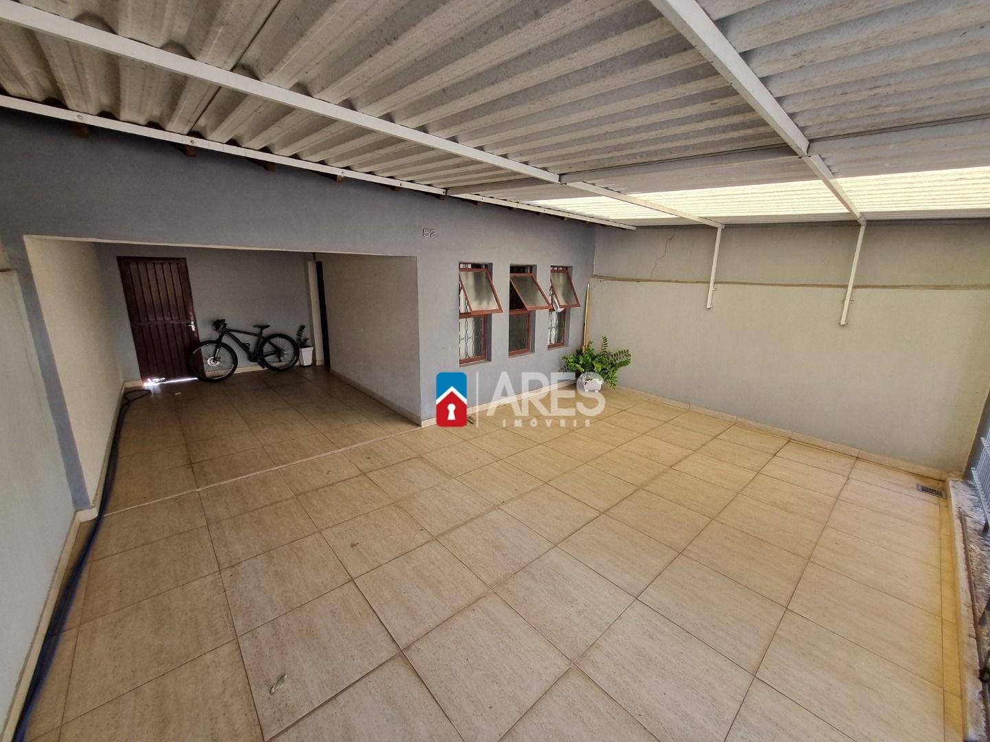 Casa à venda com 3 quartos, 116m² - Foto 1