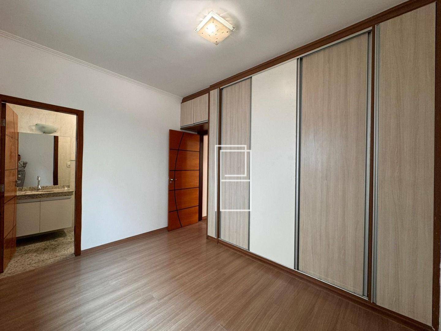 Casa à venda com 4 quartos, 230m² - Foto 17