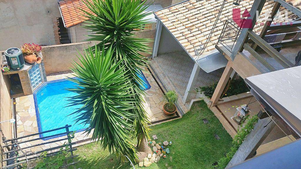 Casa à venda com 3 quartos, 240m² - Foto 1