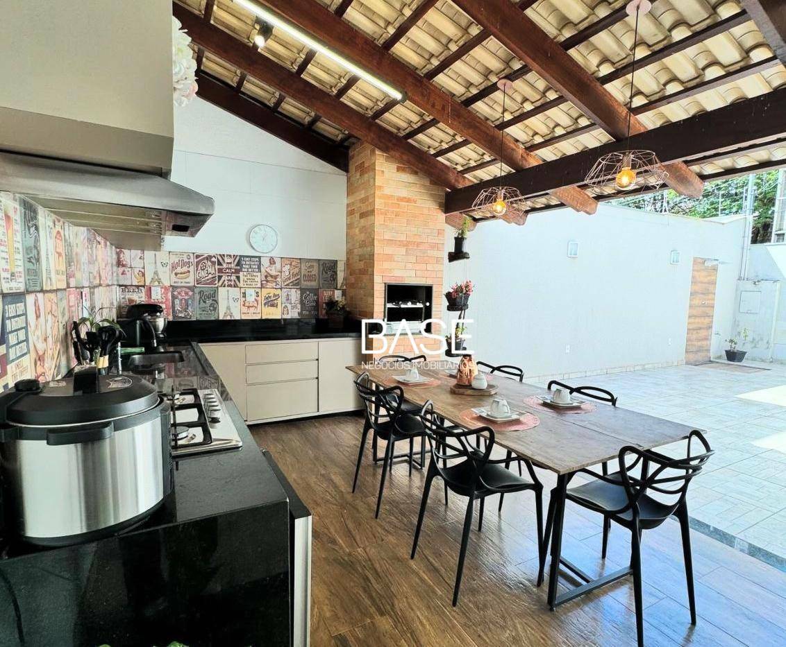 Casa à venda com 3 quartos, 200m² - Foto 1