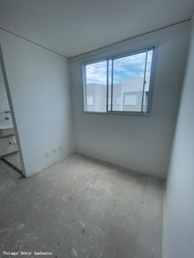 Apartamento à venda com 2 quartos, 37m² - Foto 2