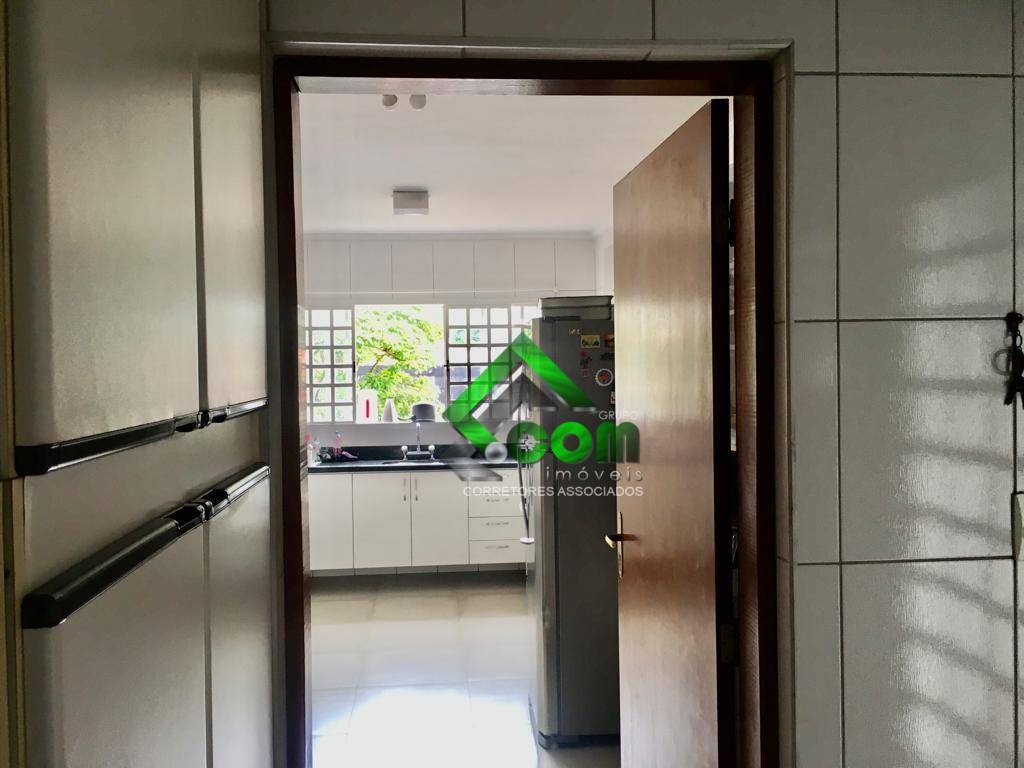 Casa à venda com 4 quartos, 320m² - Foto 7