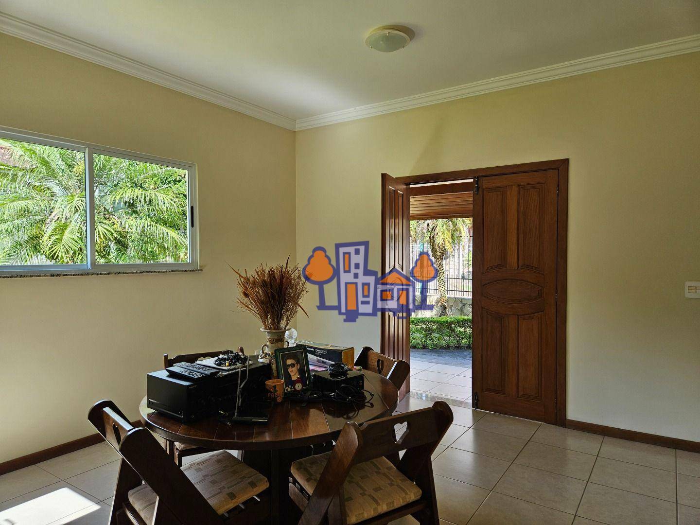 Casa à venda com 5 quartos, 326m² - Foto 8