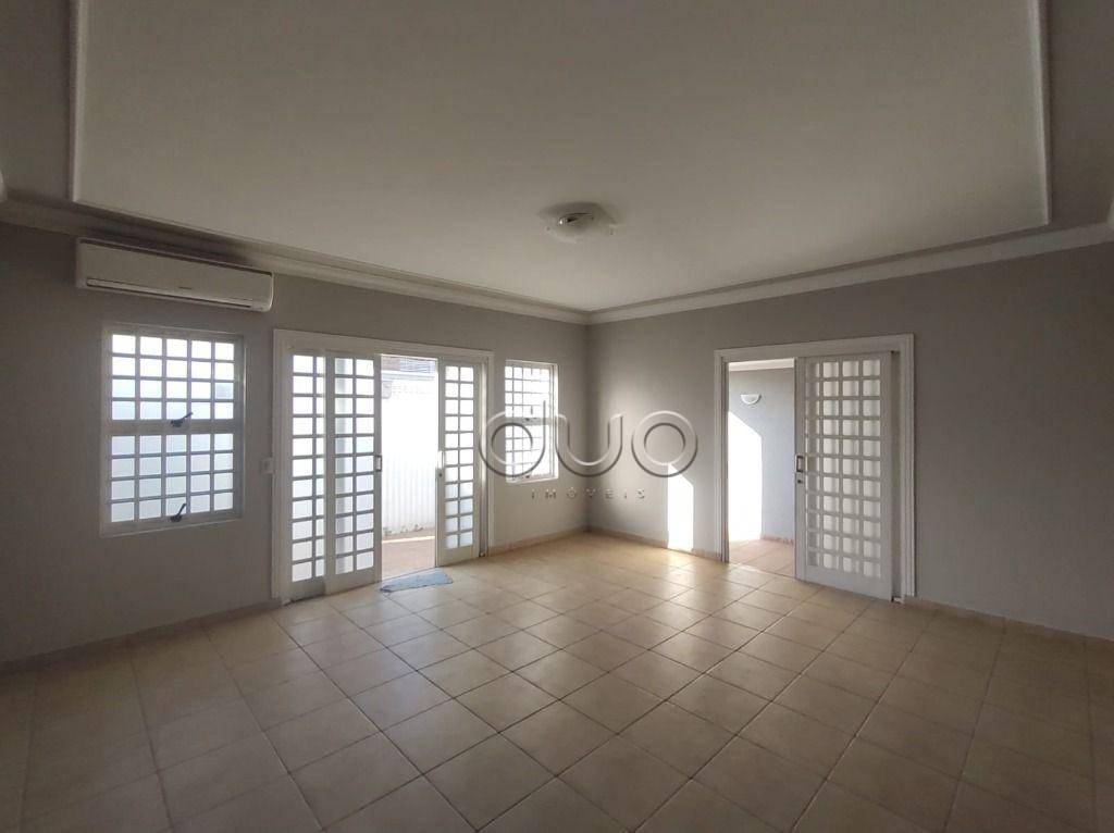 Casa à venda com 3 quartos, 204m² - Foto 2