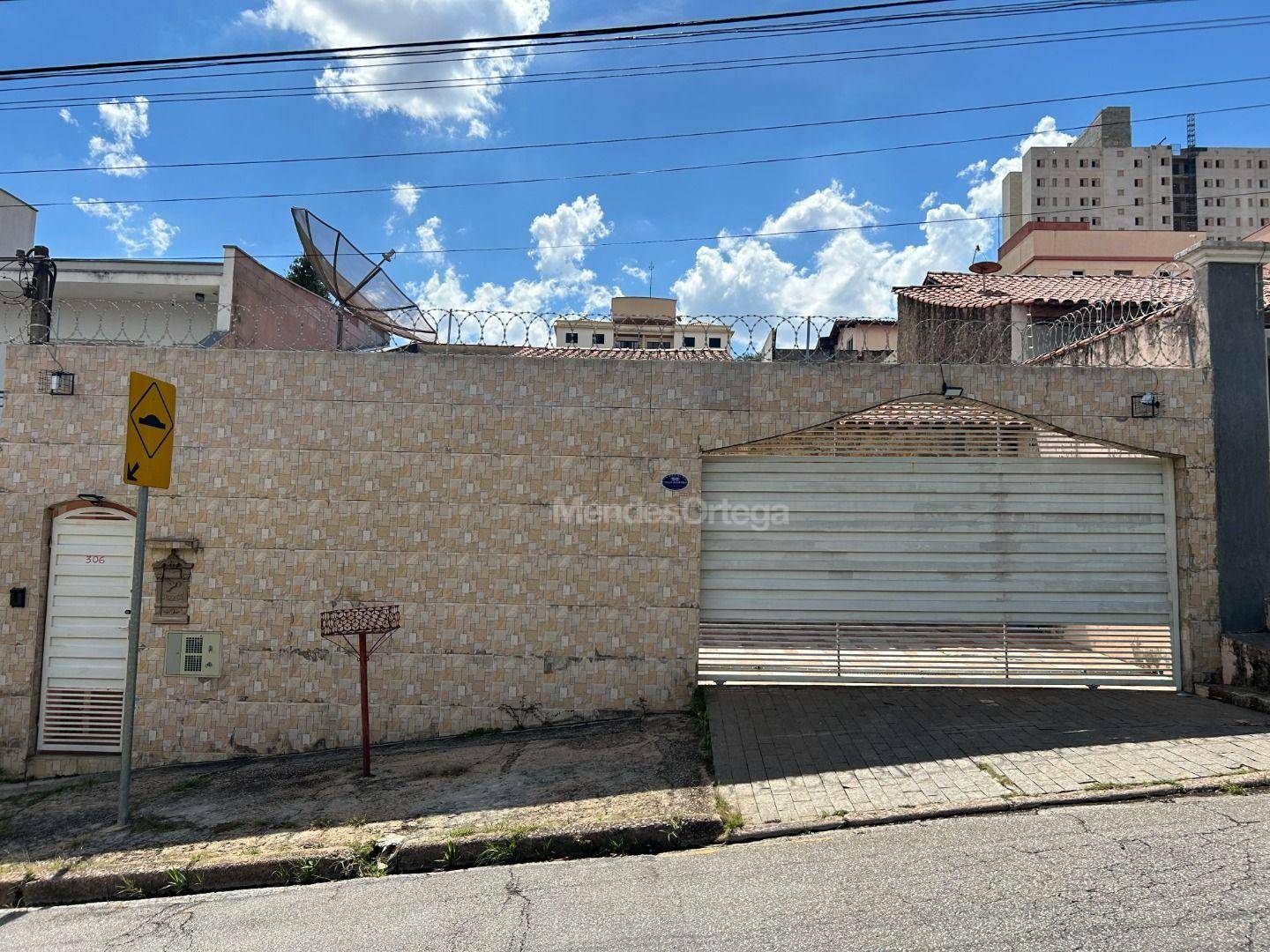 Casa à venda com 3 quartos, 174m² - Foto 1