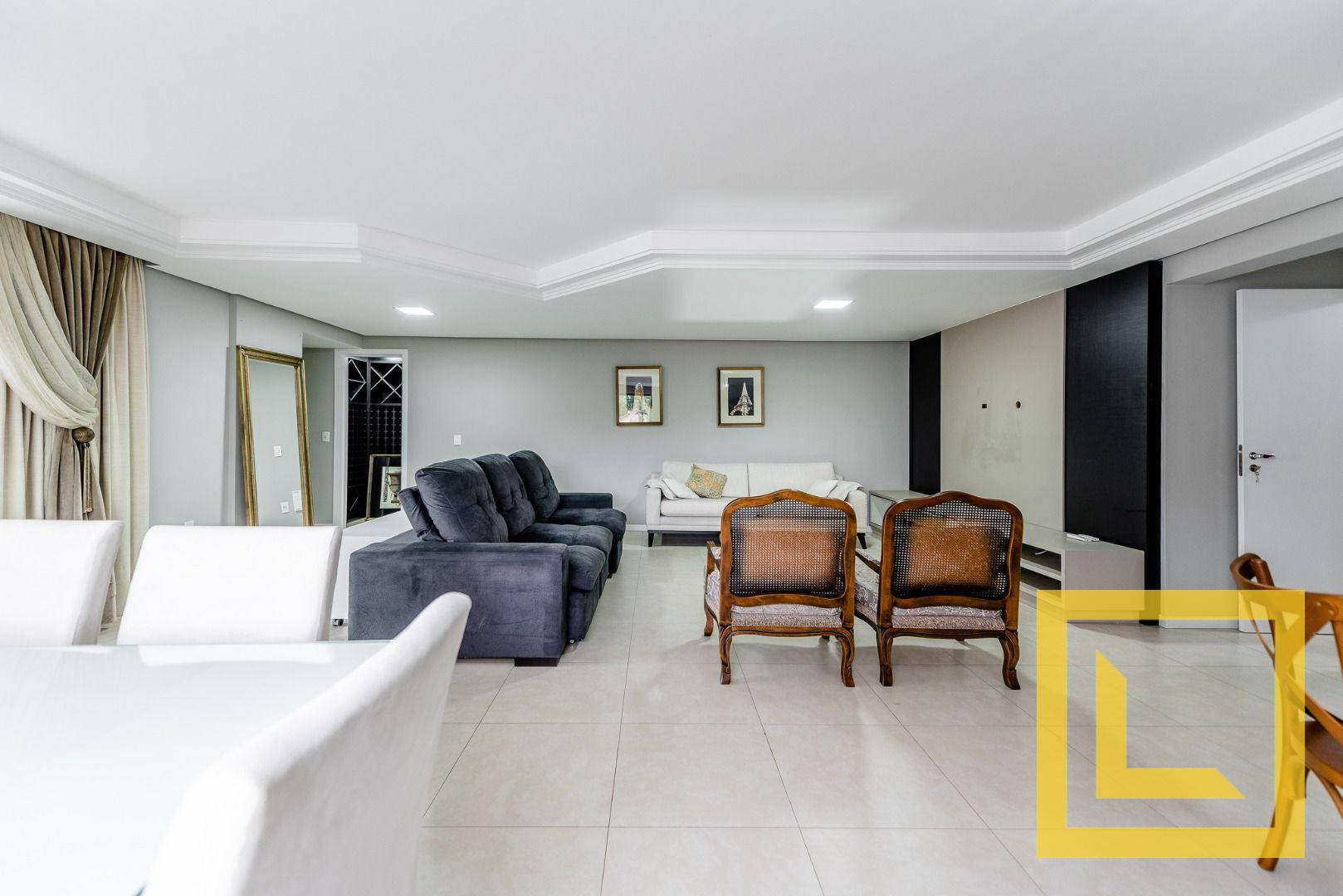 Apartamento à venda com 3 quartos, 234m² - Foto 3