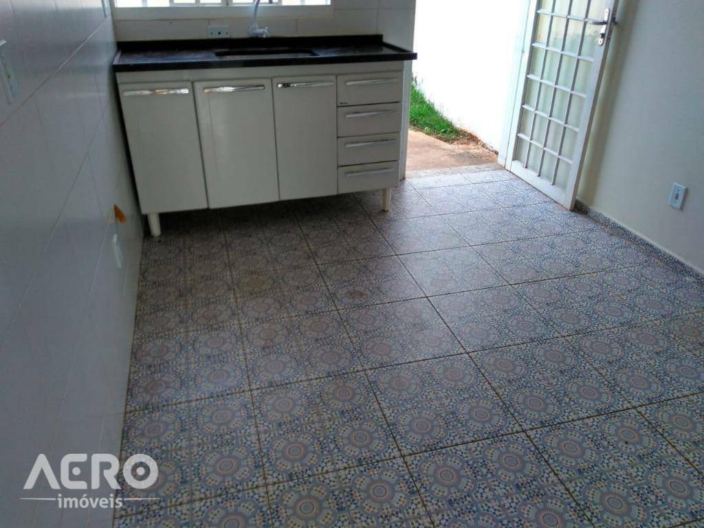 Casa à venda com 2 quartos, 70m² - Foto 5