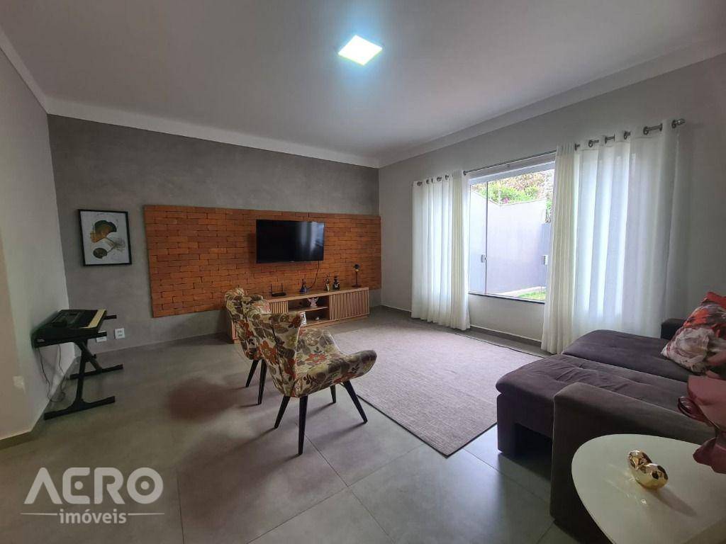 Casa à venda com 3 quartos, 242m² - Foto 1