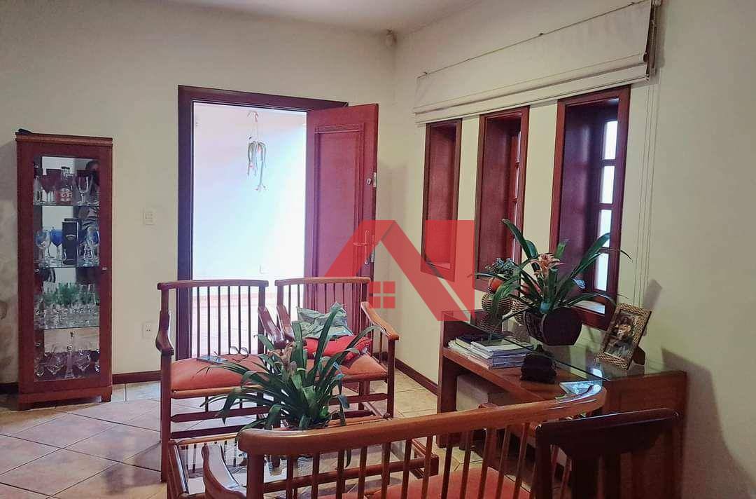 Casa à venda com 3 quartos, 300m² - Foto 4