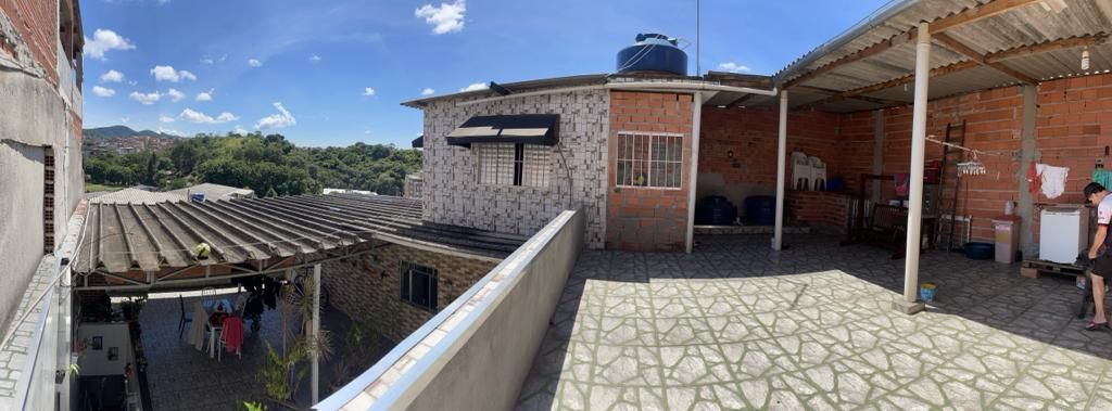 Casa à venda com 5 quartos, 200m² - Foto 1