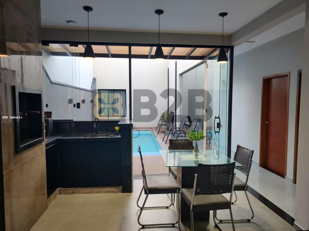 Casa à venda com 3 quartos, 195m² - Foto 1