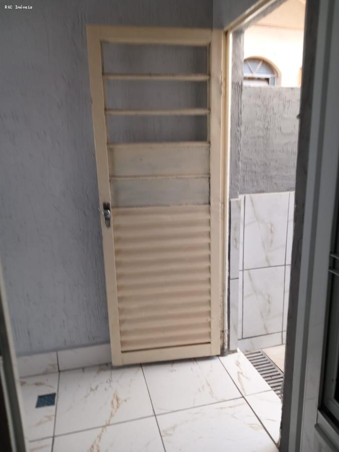 Casa para alugar com 2 quartos, 250m² - Foto 16