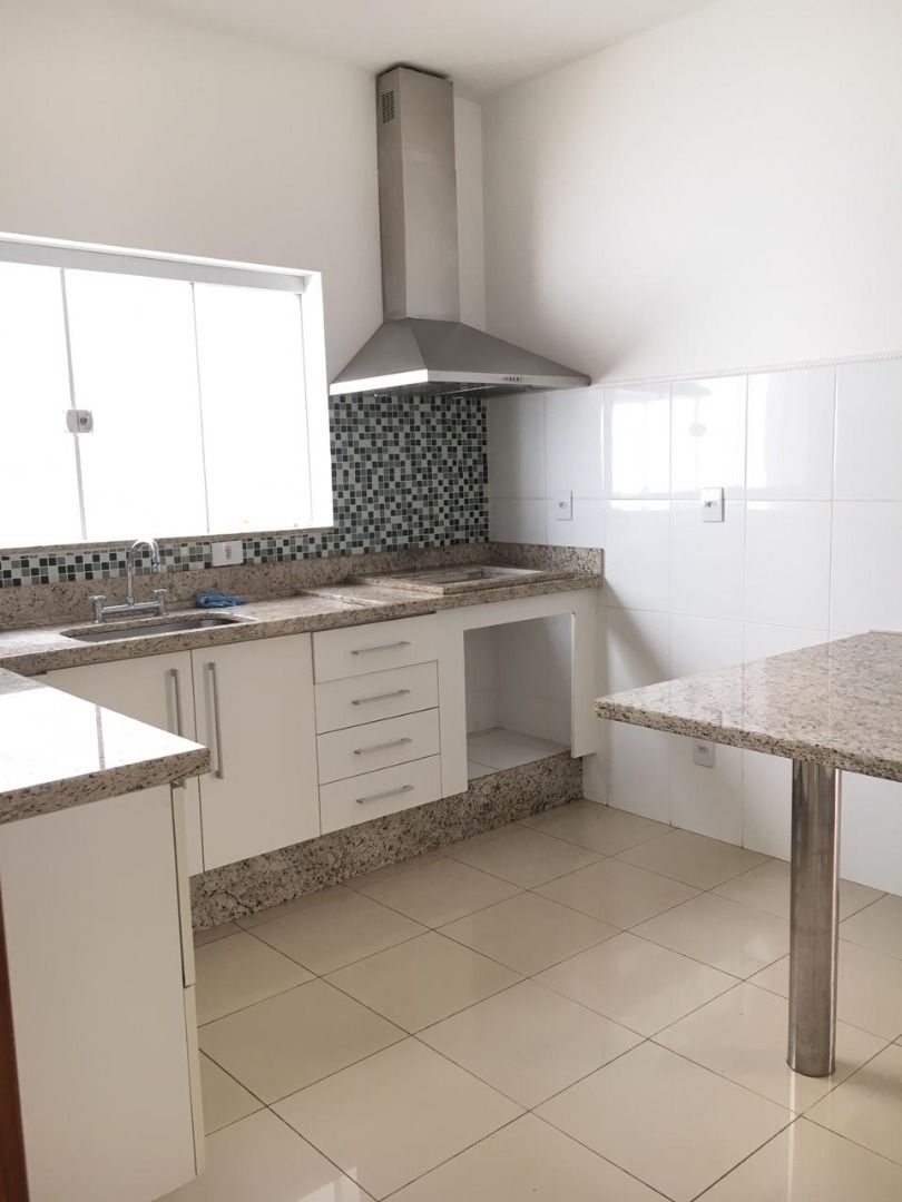 Casa para alugar com 4 quartos, 280m² - Foto 10