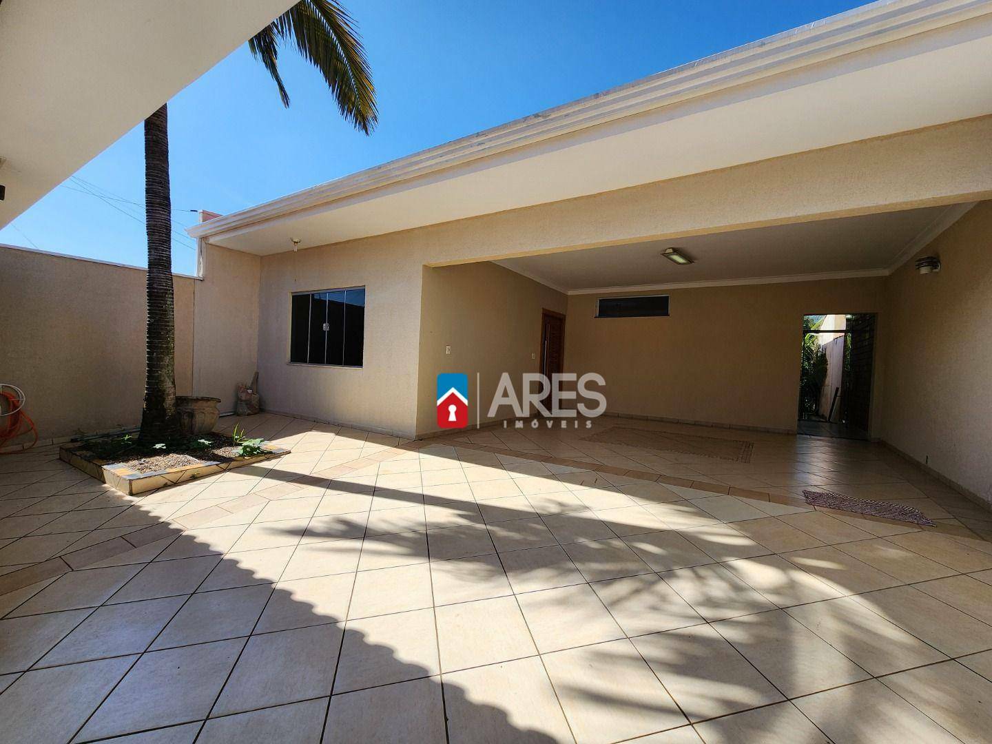 Casa à venda com 3 quartos, 306m² - Foto 1