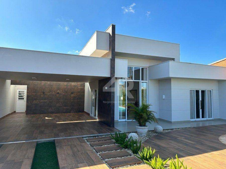 Casa à venda com 3 quartos, 202m² - Foto 1