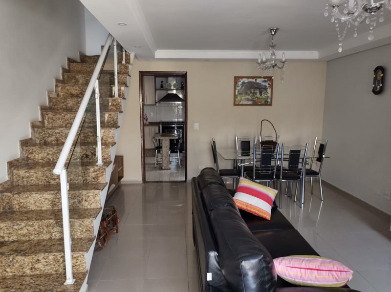 Casa de Condomínio à venda com 3 quartos, 94m² - Foto 1