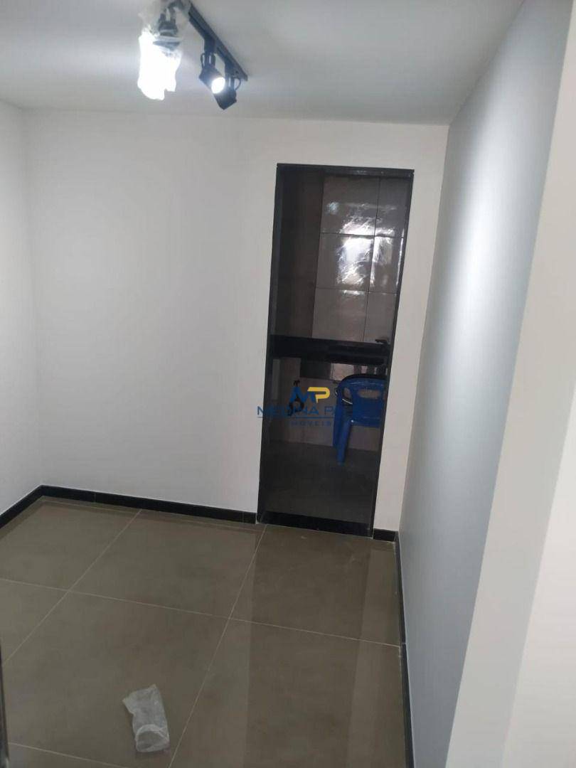 Casa à venda com 5 quartos, 200m² - Foto 11