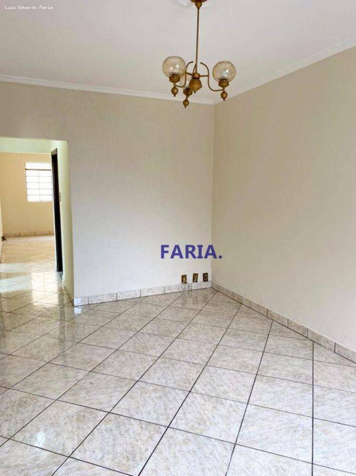 Casa à venda com 5 quartos, 209m² - Foto 2