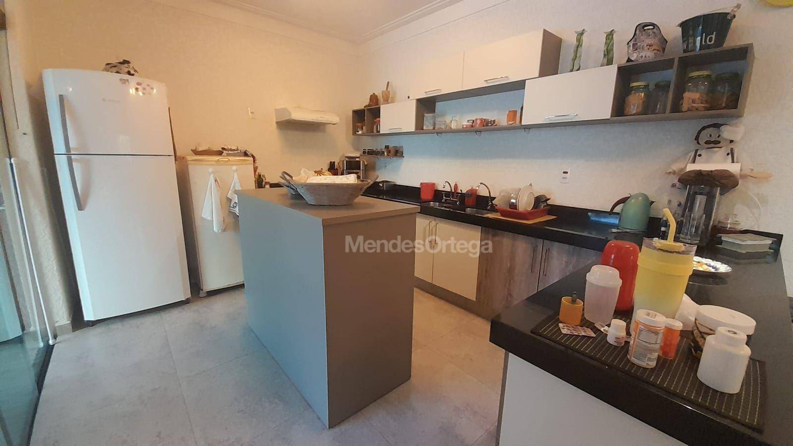 Casa à venda com 3 quartos, 219m² - Foto 4