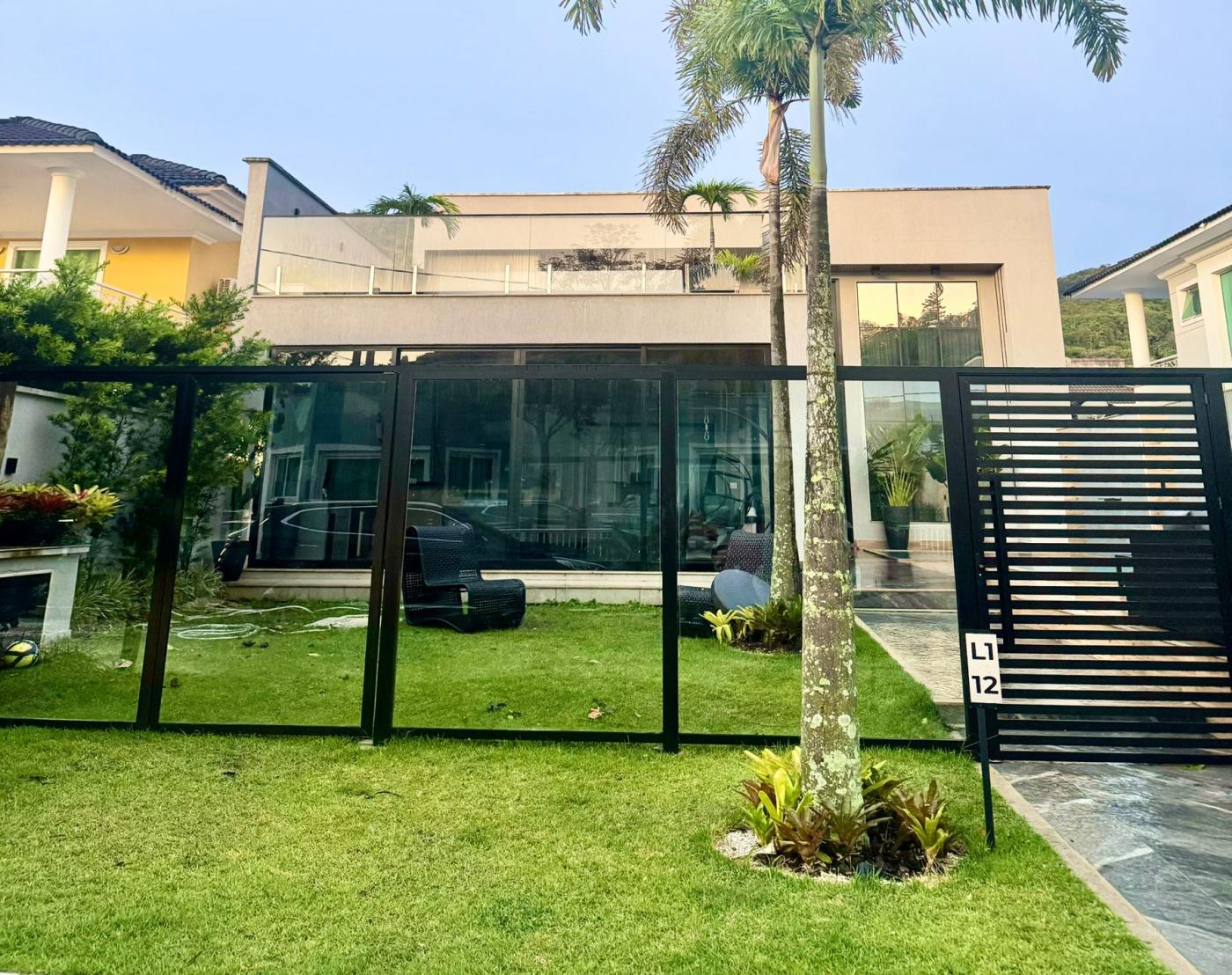 Casa de Condomínio à venda com 4 quartos, 360m² - Foto 2