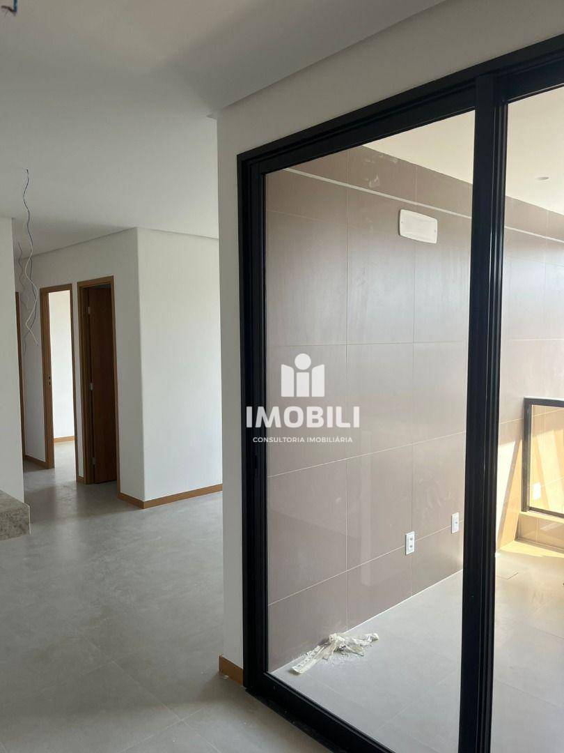 Apartamento à venda com 2 quartos, 70m² - Foto 3