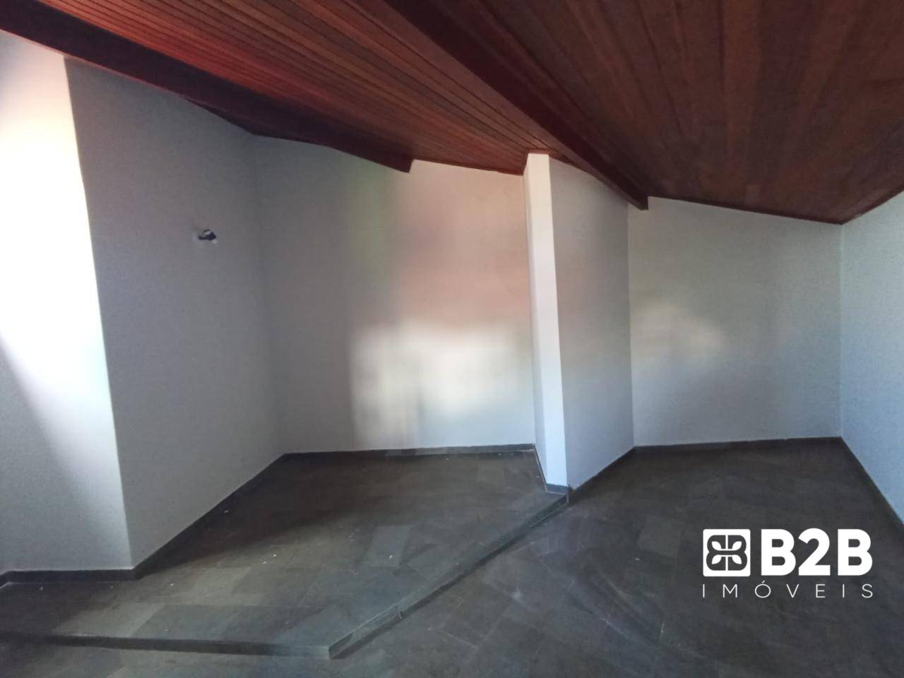 Casa à venda com 4 quartos, 189m² - Foto 2