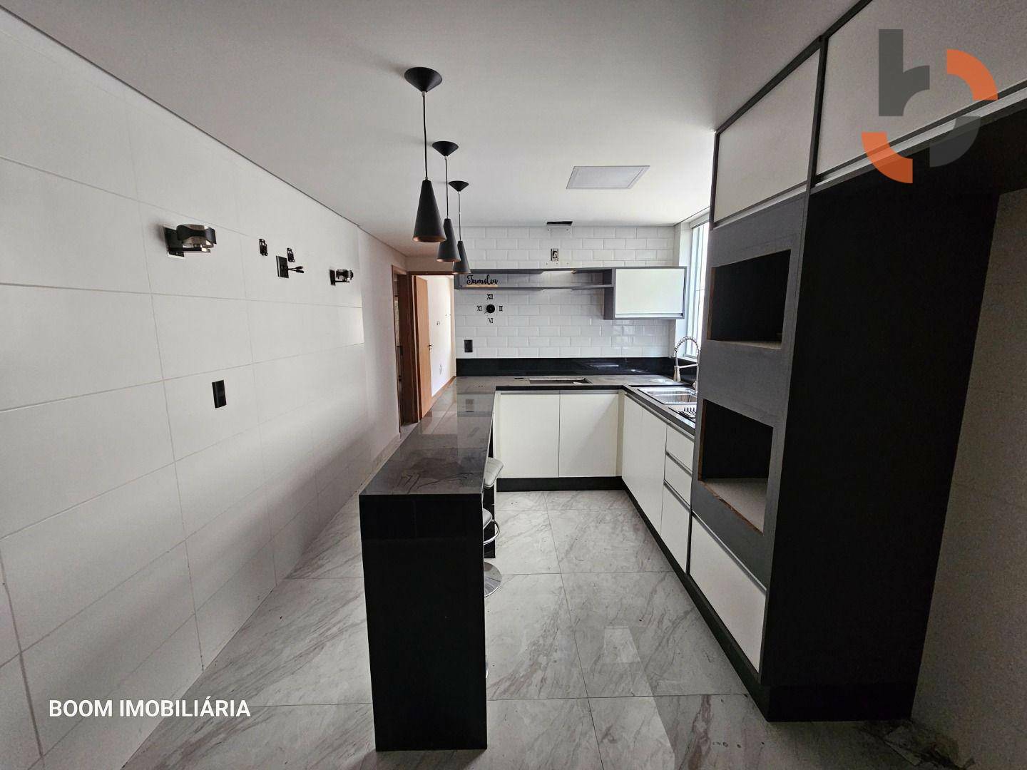 Casa à venda com 3 quartos, 255m² - Foto 1