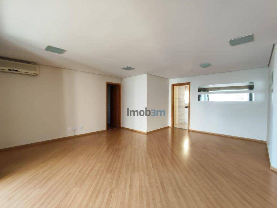 Apartamento para alugar com 3 quartos, 130m² - Foto 4