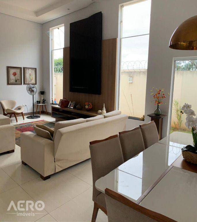 Casa à venda com 3 quartos, 282m² - Foto 1