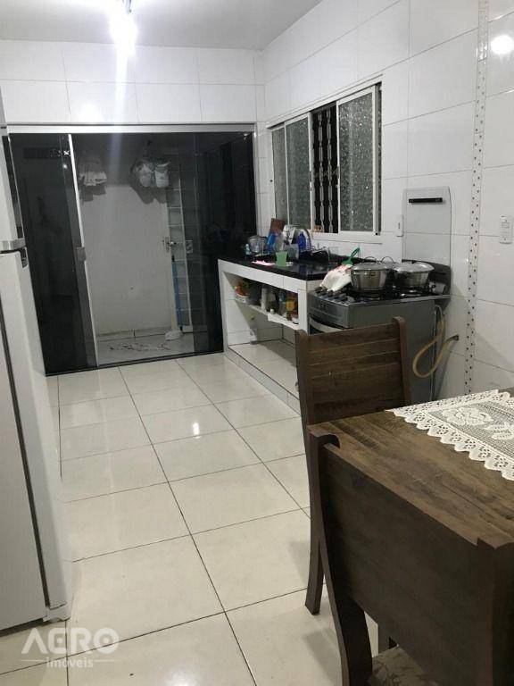 Casa à venda com 2 quartos, 117m² - Foto 1