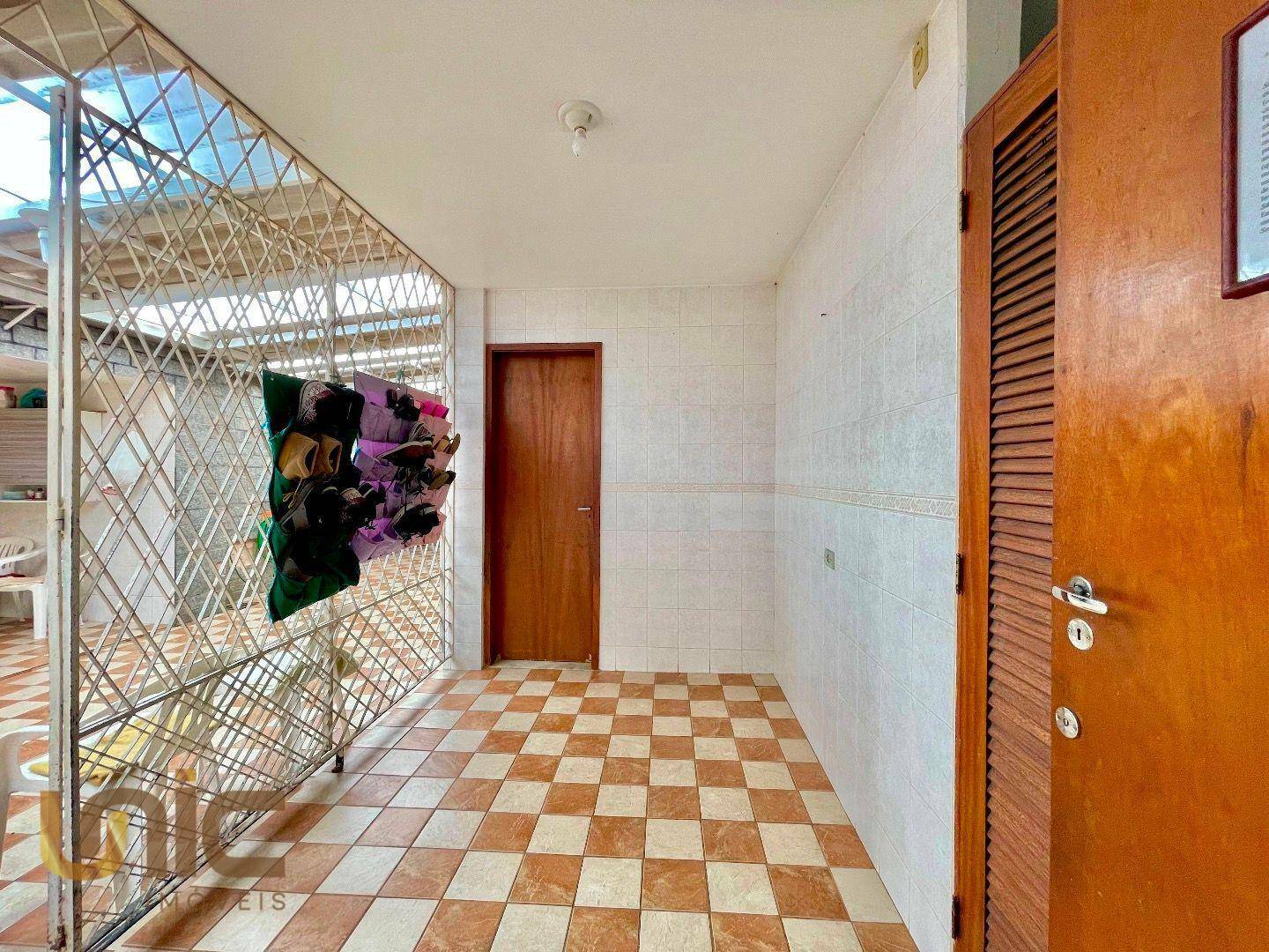 Casa à venda com 3 quartos, 332m² - Foto 16