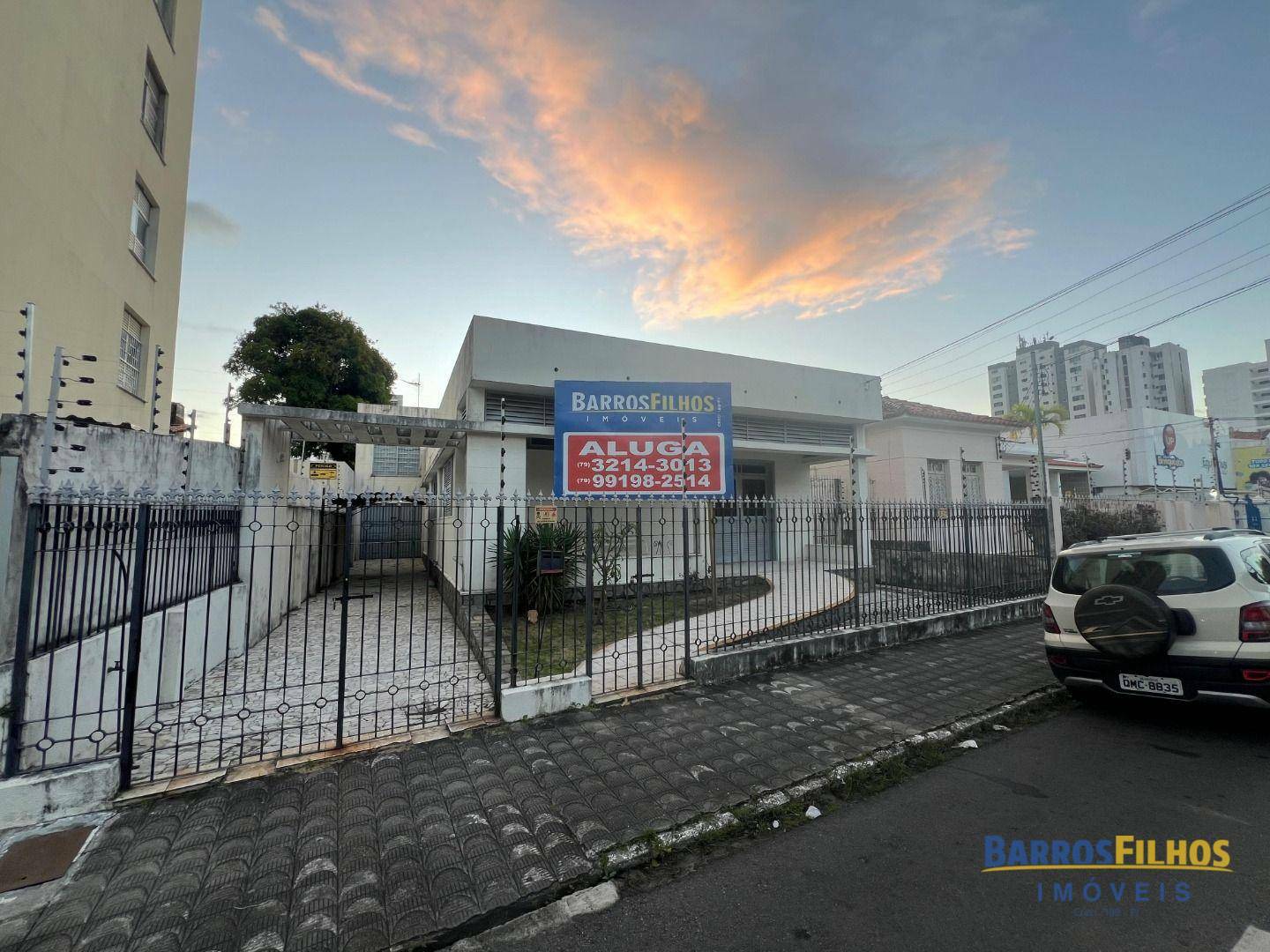 Casa para alugar com 6 quartos, 450m² - Foto 1