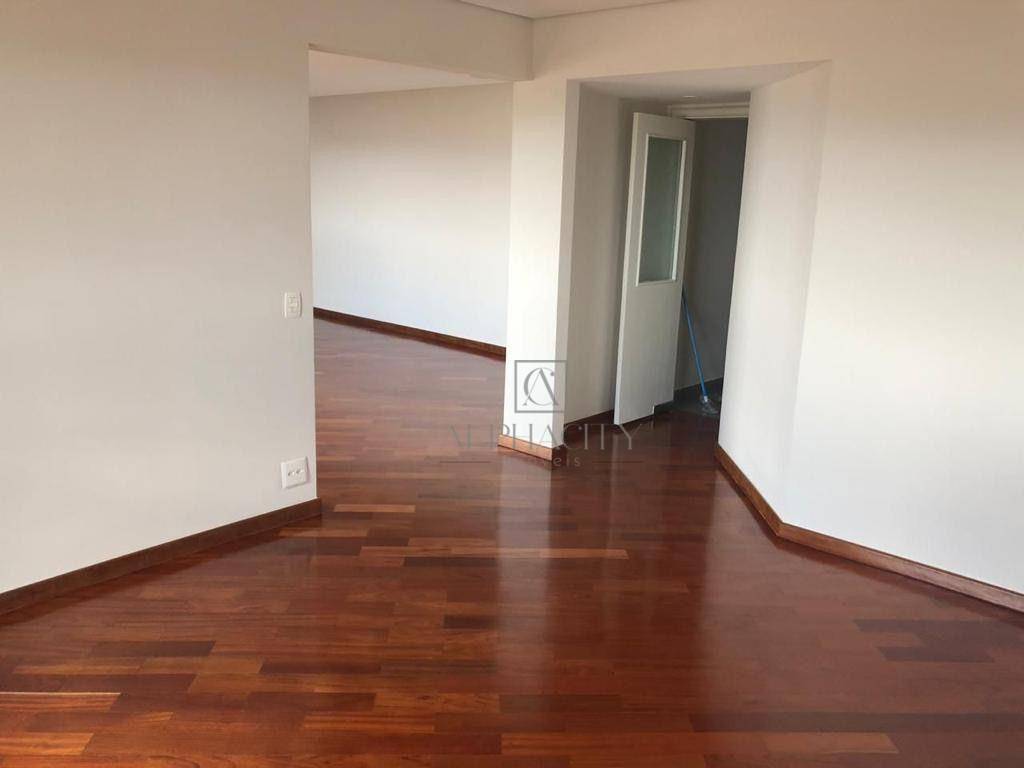 Apartamento para alugar com 4 quartos, 210m² - Foto 4