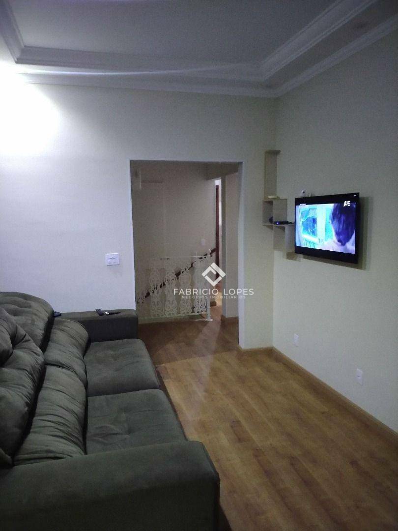 Casa à venda com 4 quartos, 180m² - Foto 1