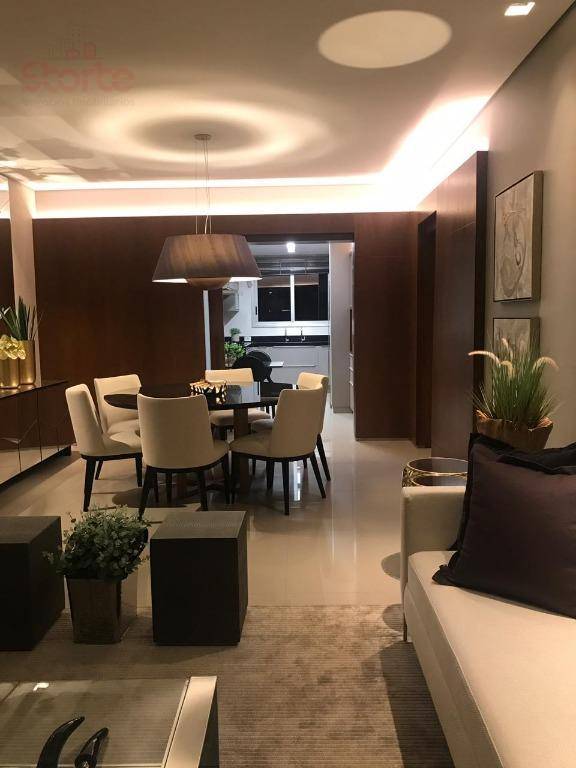 Apartamento à venda com 4 quartos, 216m² - Foto 1