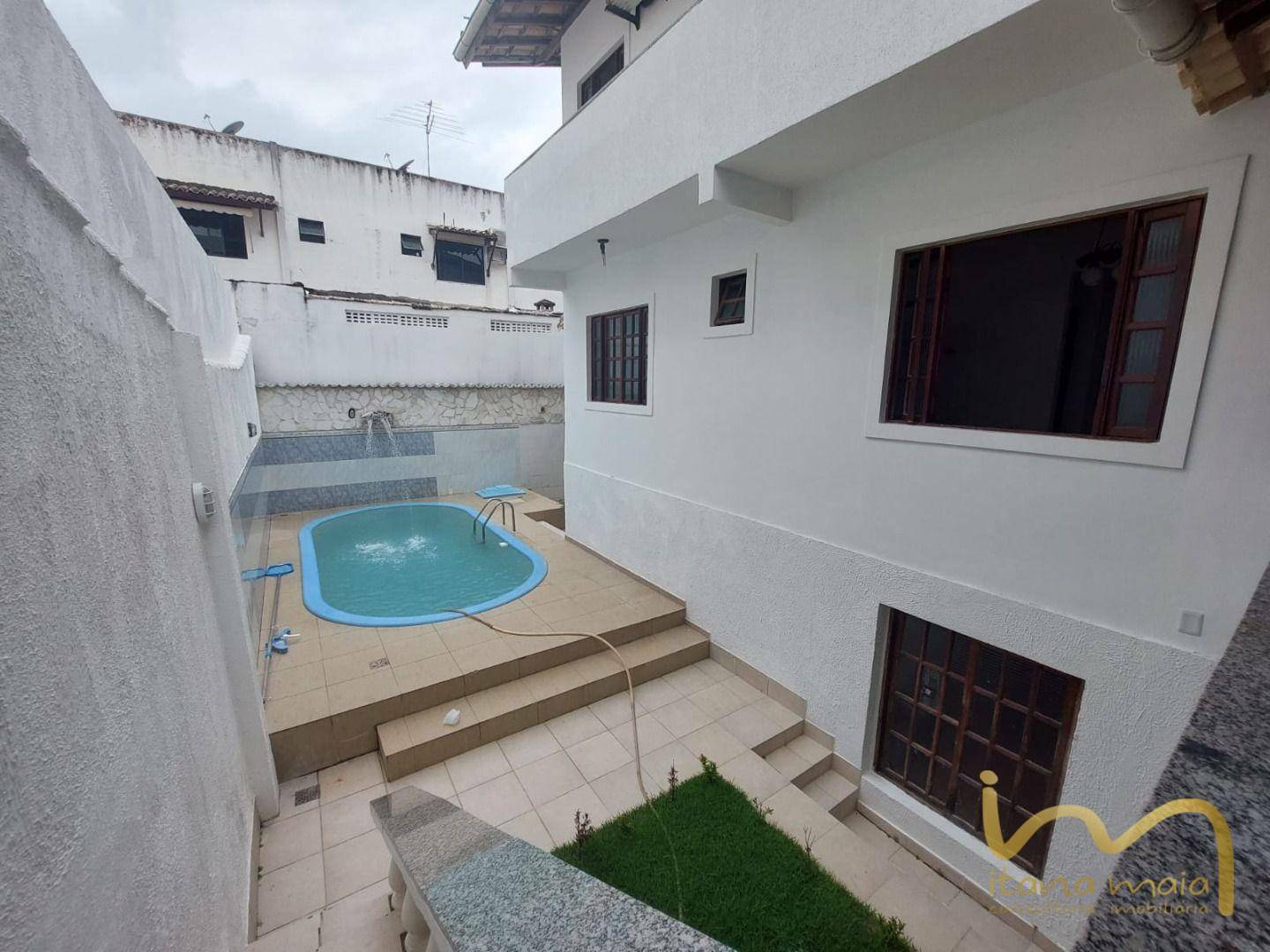 Casa à venda com 6 quartos, 380m² - Foto 1