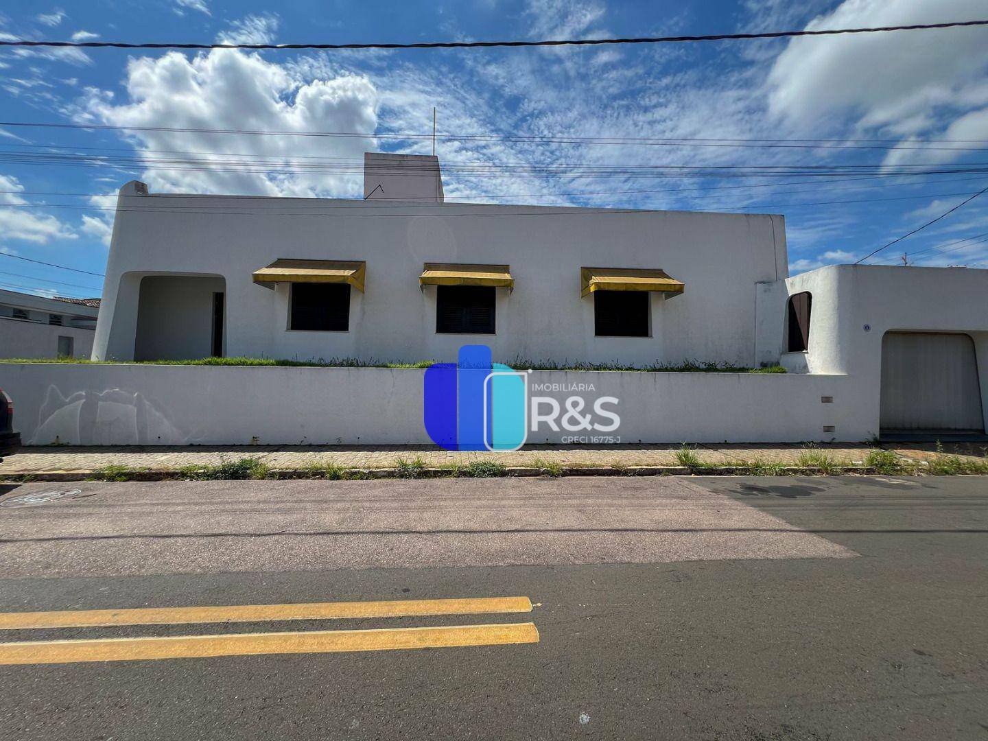 Casa para alugar com 3 quartos, 230m² - Foto 2