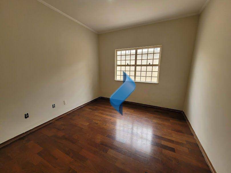 Casa para alugar com 6 quartos, 262m² - Foto 11