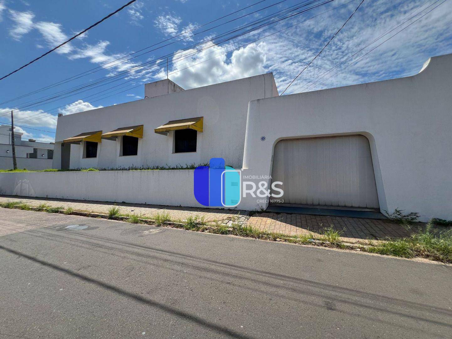 Casa para alugar com 3 quartos, 230m² - Foto 1