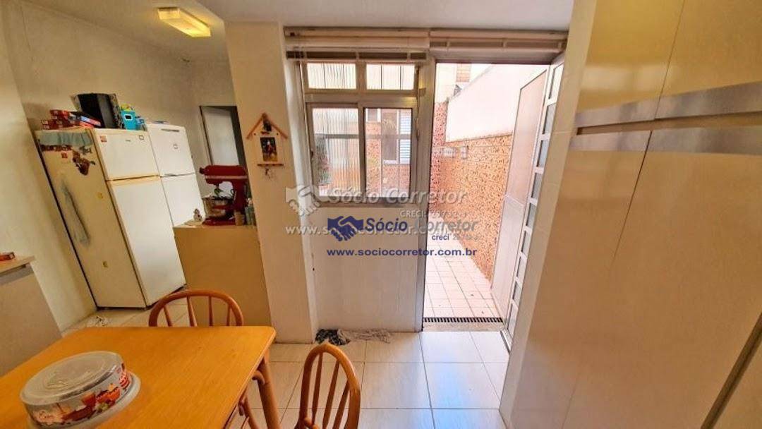 Sobrado à venda com 4 quartos, 240m² - Foto 2