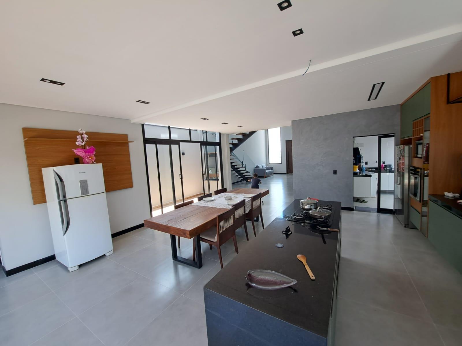 Casa de Condomínio à venda com 4 quartos, 290m² - Foto 2