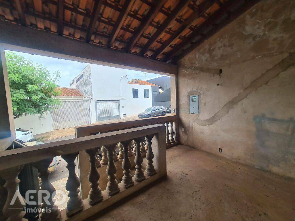 Casa à venda com 4 quartos, 188m² - Foto 1